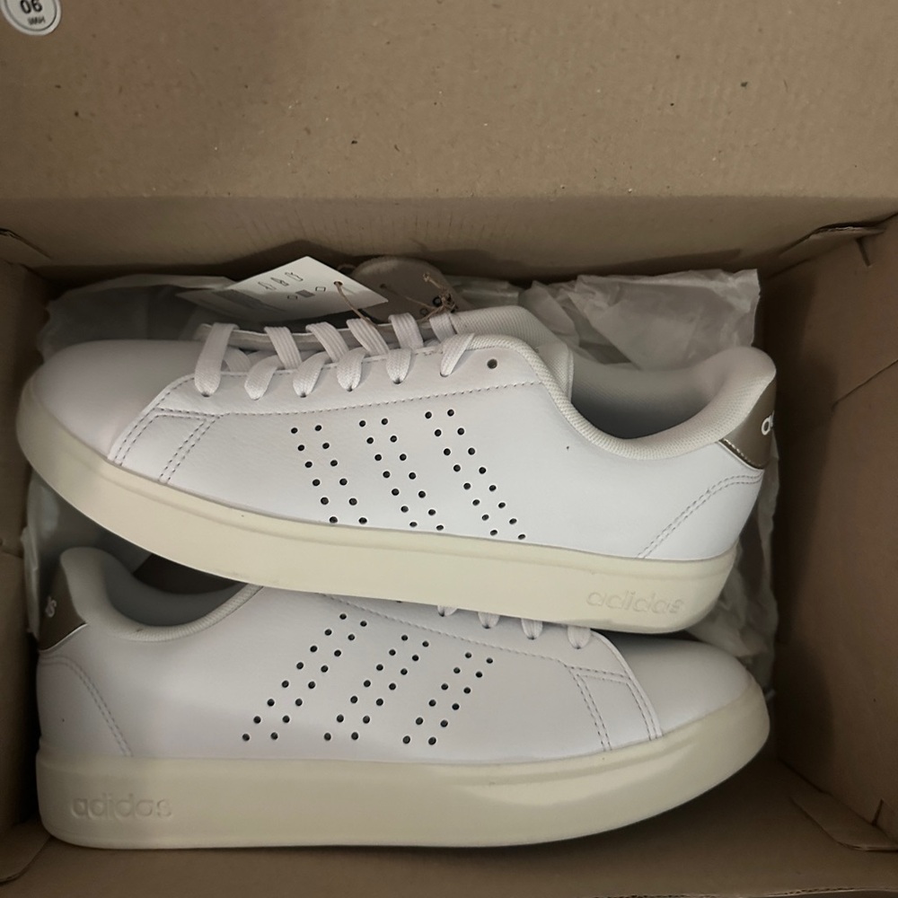 ADVANTAGE adidas shoes never worn size 7
